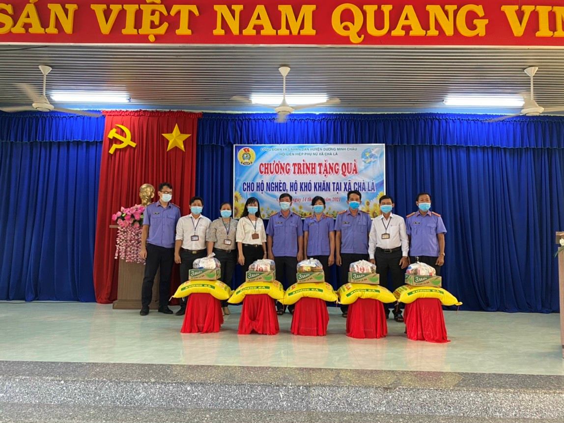 VKS DMC trao quà cho người ngèo