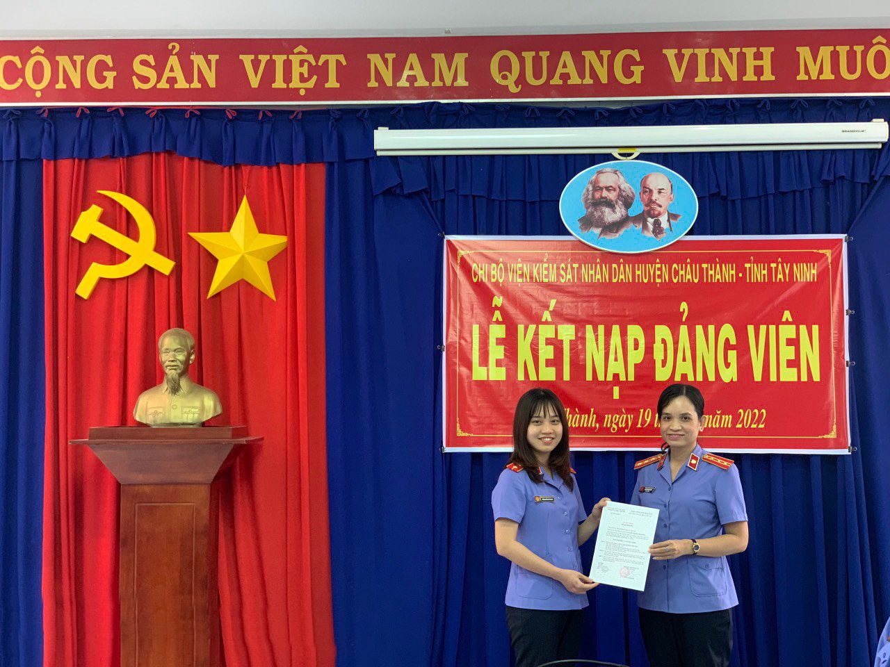 Chi bộ Viện kiểm sát nhân dân huyện Châu Thành tỉnh Tây Ninh tổ chức thành công buổi karaoke để kết nối các đảng viên. Bằng tình thân ái và sự hòa nhập thông qua âm nhạc, các đảng viên đã củng cố thêm niềm đam mê đối với Đảng Cộng sản Việt Nam và tâm huyết của mình với sự nghiệp xây dựng và phát triển đất nước.